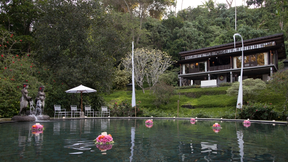 Hendra Hadiprana, the Indonesian arts patron and owner of The Chedi Club Tanah Gajah, invites our guests exclusively to host intimate weddings and social gatherings at Bumi Duadari.
